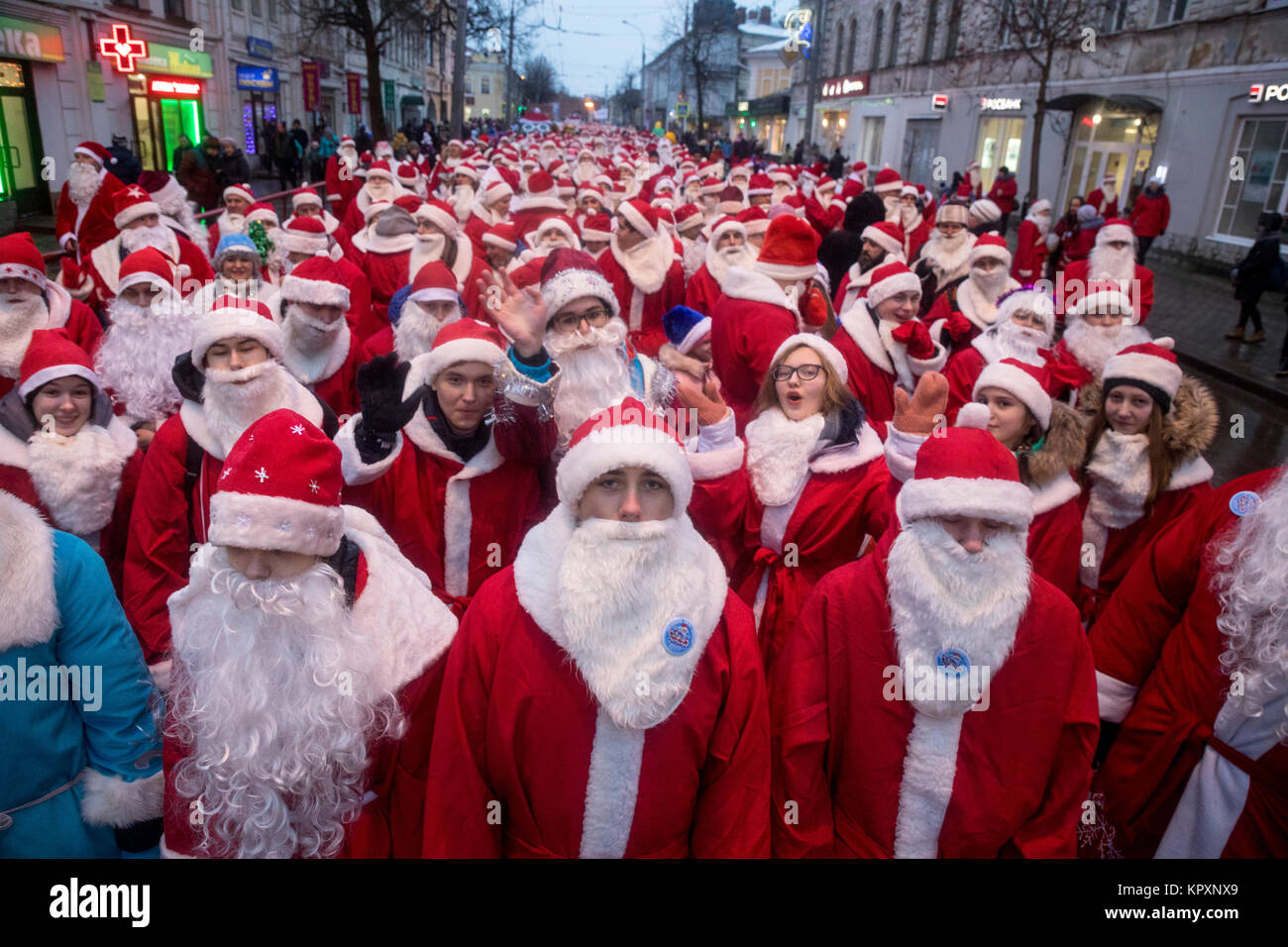 I partecipanti durante una vacanza annuale processione dei Padri di gelo (padri natale) sulla strada del centro città di Rybinsk, Yaroslavl Regione, Russia Foto Stock