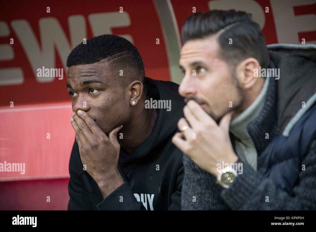 Die verletzten Sehrou GUIRASSY l. (K) und Claudio PIZARRO (K) in zivil vor dem SPiel, Fussball 1. Bundesliga, 17. Spieltag, FC Colonia (K) - VfL Wolfsburg (WOB), am 16.12.2017 in Koeln/ Germania. |L'utilizzo in tutto il mondo Foto Stock