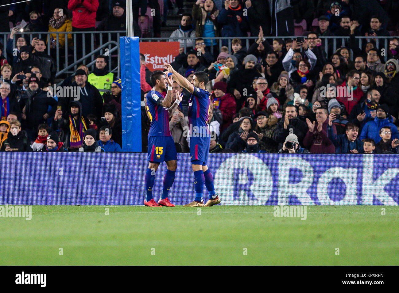 Barcellona, Spagna. Xvii Dec, 2017. Spagna - XVII di dicembre: Barcellona in avanti Luis Suarez (9) punteggio celebra il traguardo con il Barcellona centrocampista Paulinho (15) durante la partita tra FC Barcelona contro Deportivo Coruna, per il round 16 del Liga Santander, giocato al Camp Nou Stadium il 17 dicembre 2017 a Barcellona, Spagna. (Credit: GTO/Urbanandsport/Gtres Online) Credito: Gtres Información más Comuniación on line, S.L./Alamy Live News Foto Stock