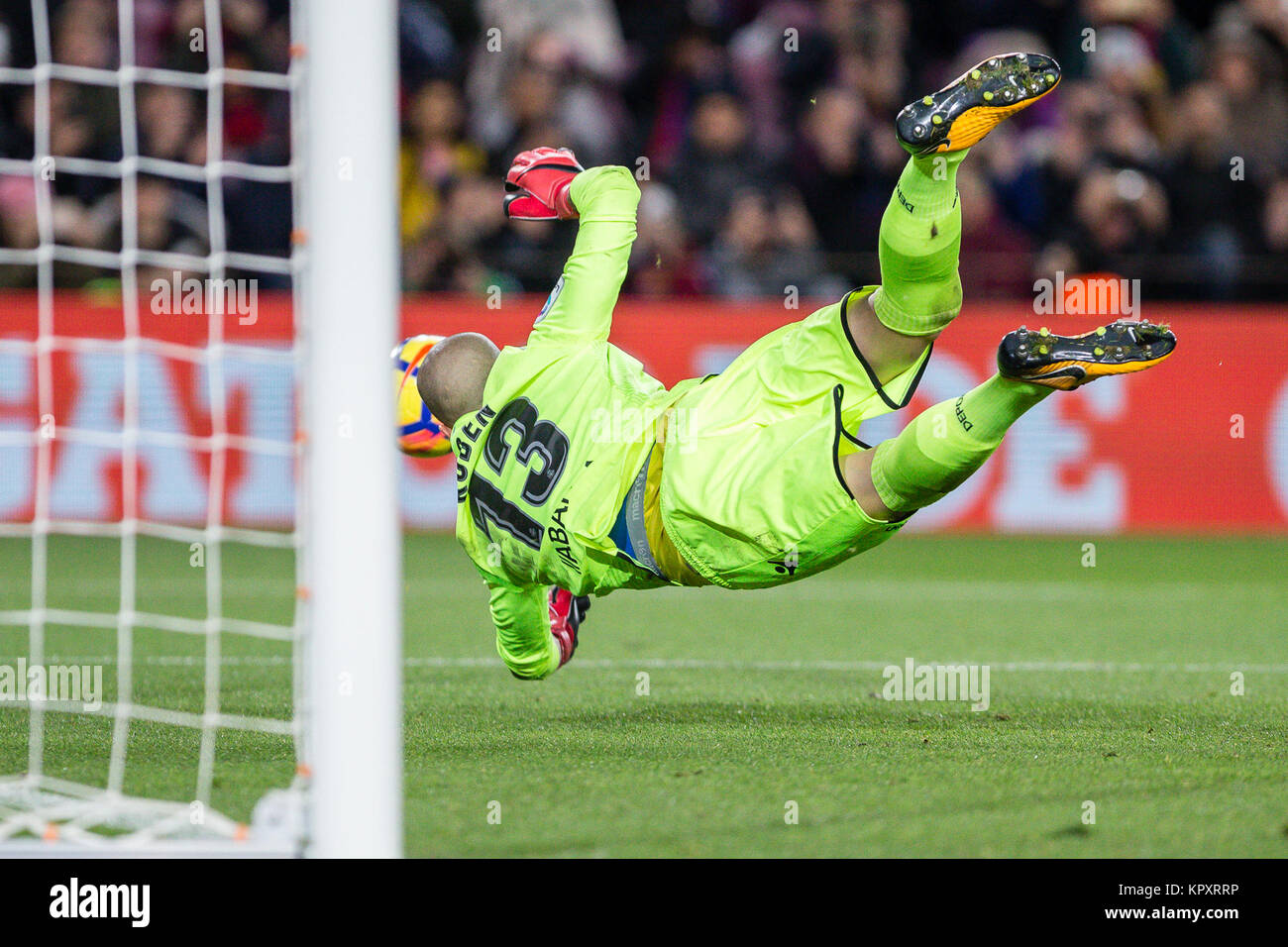 Barcellona, Spagna. Xvii Dec, 2017. Spagna - XVII di dicembre: Deportivo La Coruna portiere Ruben (13) durante la partita tra FC Barcelona contro Deportivo Coruna, per il round 16 del Liga Santander, giocato al Camp Nou Stadium il 17 dicembre 2017 a Barcellona, Spagna. (Credit: GTO/Urbanandsport/Gtres Online) Credito: Gtres Información más Comuniación on line, S.L./Alamy Live News Foto Stock