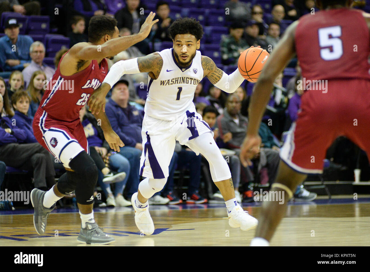 Seattle, WA, Stati Uniti d'America. Xvii Dec, 2017. David Crisp (1) trascina verso il canestro contro Jeffery McClendon (25) durante un NCAA pallacanestro tra la Washington Huskies e LMU Lions. Il gioco è stato giocato al Hec ed Pavilion a Seattle, WA. Jeff Halstead/CSM/Alamy Live News Foto Stock