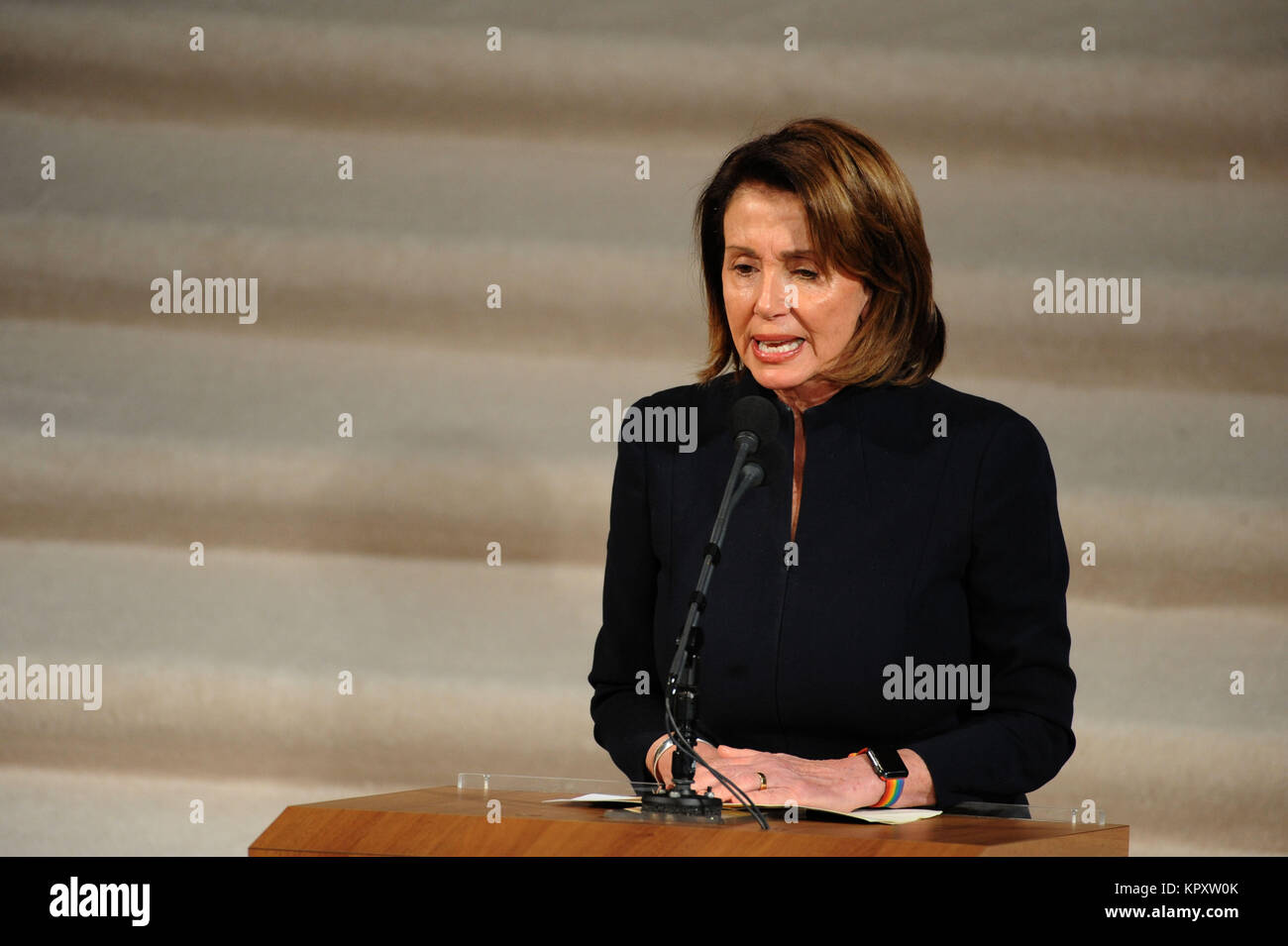 San Francisco, California, Stati Uniti d'America. Xvii Dec, 2017. Casa leader democratico, Nancy Pelosi ha parlato affettuosamente dei suoi ricordi di sindaco ed Lee. Leader Pelosi leggere anche tre lettera che aveva ricevuto per la famiglia dal Presidente Barak Obama, Segretario Hillary Clinton e il cantante Tony Bennett. Credito: Neal acque/ZUMA filo/Alamy Live News Foto Stock