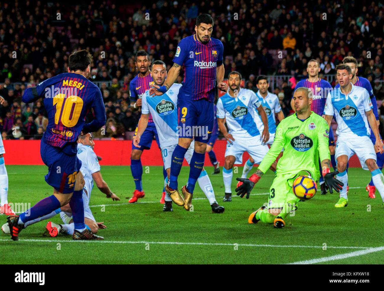 Barcellona, Spagna. Xvii Dec, 2017. FC Barcellona il Lionel Messi (1L) obiettivi durante un campionato spagnolo match tra FC Barcelona e RC Deportivo di Barcellona, Spagna, Dic 17, 2017. Credito: Joan Gosa/Xinhua/Alamy Live News Foto Stock