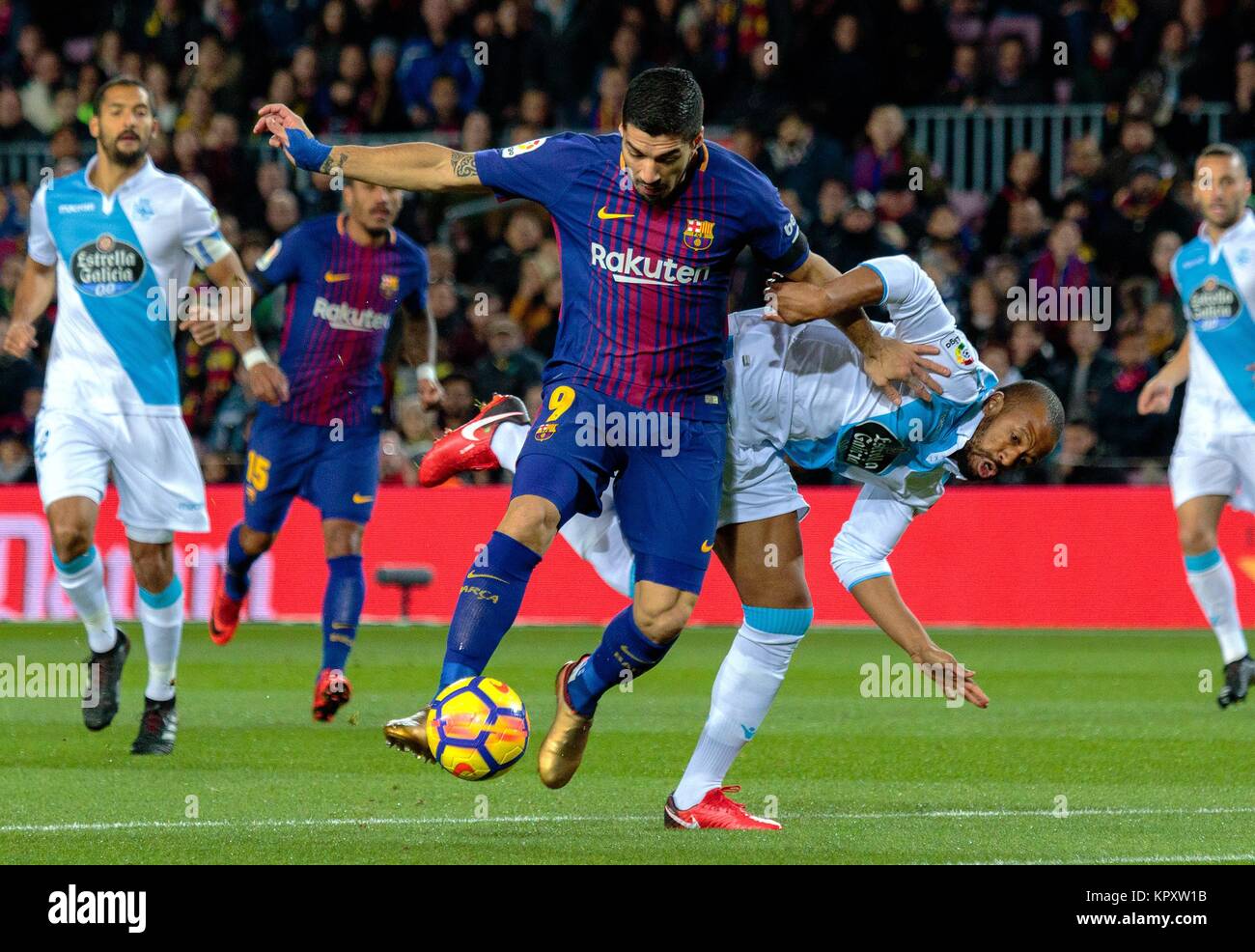 Barcellona, Spagna. Xvii Dec, 2017. FC Barcelona Luis Suarez (anteriore) compete durante un campionato spagnolo match tra FC Barcelona e RC Deportivo di Barcellona, Spagna, Dic 17, 2017. Credito: Joan Gosa/Xinhua/Alamy Live News Foto Stock
