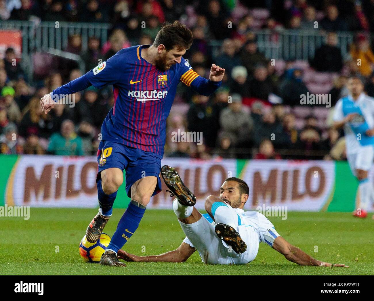 Barcellona, Spagna. Xvii Dec, 2017. FC Barcellona il Lionel Messi (L) compete durante un campionato spagnolo match tra FC Barcelona e RC Deportivo di Barcellona, Spagna, Dic 17, 2017. Credito: Joan Gosa/Xinhua/Alamy Live News Foto Stock
