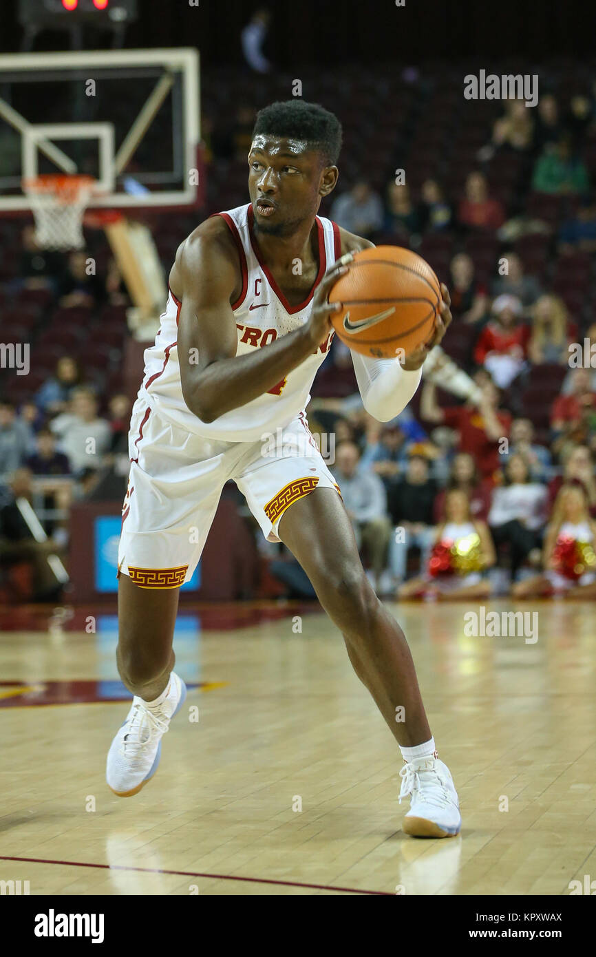 Dicembre 17, 2017: Chimezie Metu (4), dell'USC Trojans nella NCAA un gioco di pallacanestro tra la UC Santa Barbara Guachos vs USC Trojans al Galen Center di Los Angeles, CA: Jordon Kelly/CSM Foto Stock