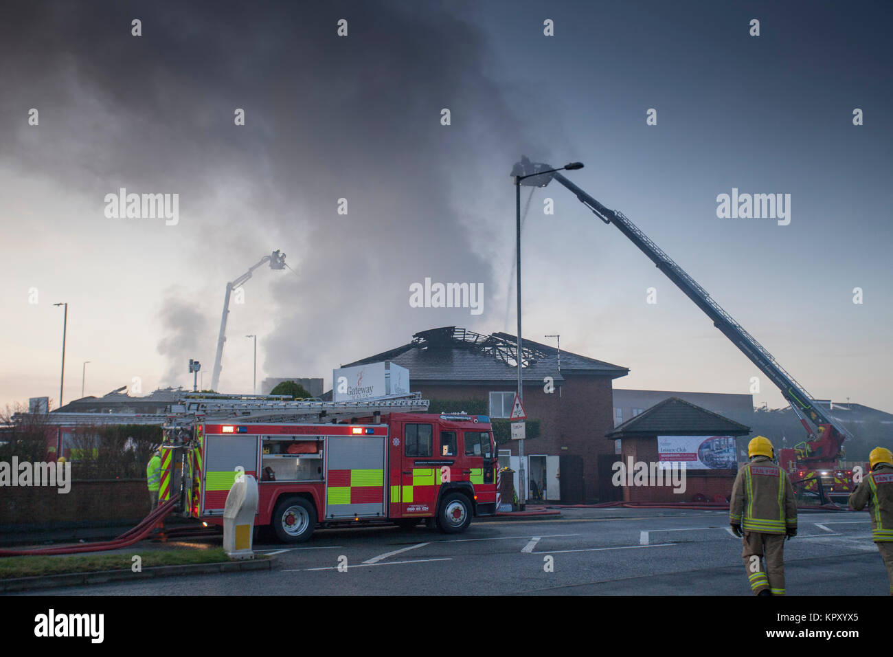 Il fuoco e il servizio di soccorso che mettono fuori scala grande incendio presso il famoso Gateway to Wales Hotel e tempo libero durante una notte di fuoco che completamente eviscerati hotel Queensferry, Wales, Regno Unito Foto Stock