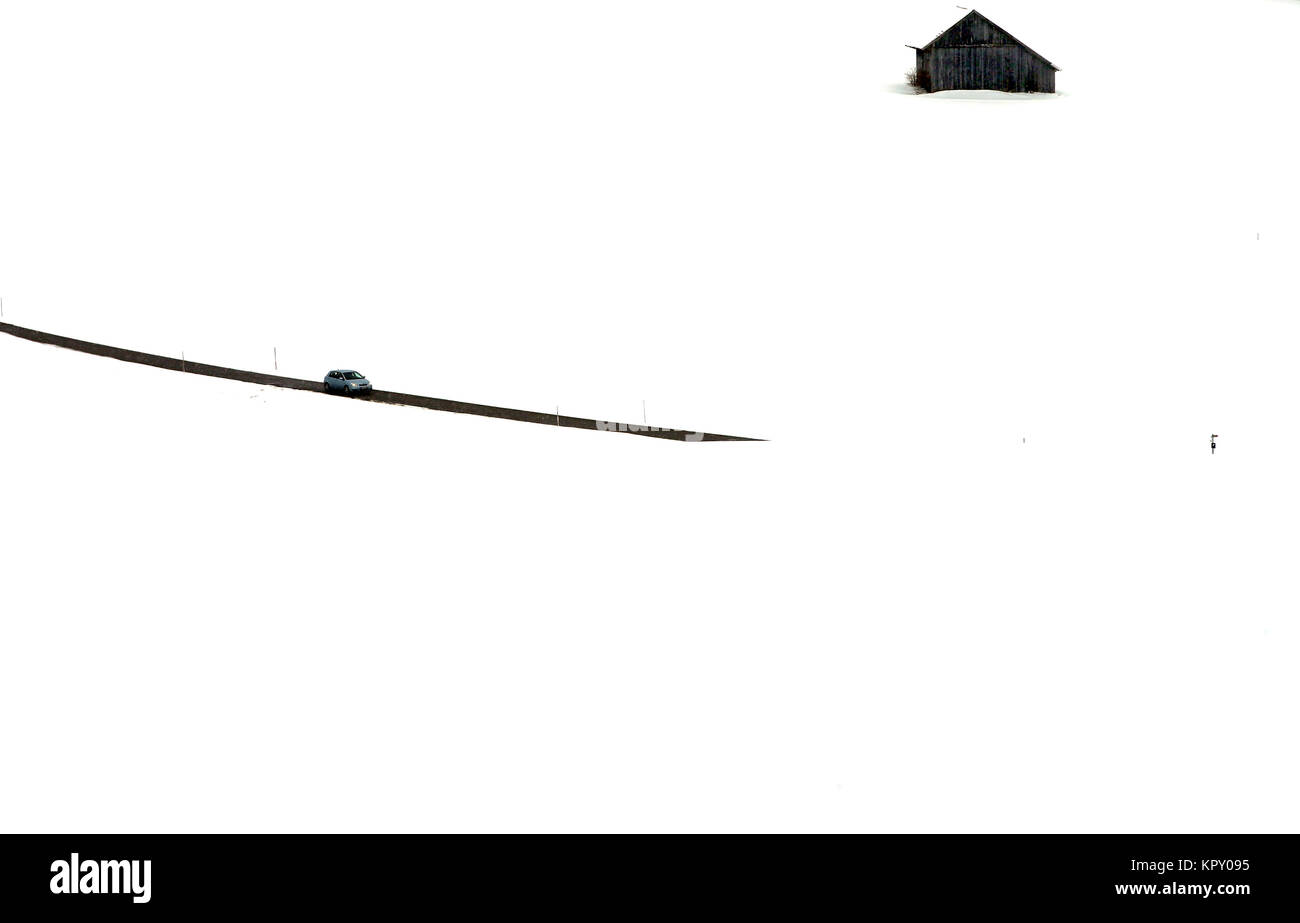 Huttenwang, Germania. Xvii Dec, 2017. Una unità auto giù per una strada che è stata quasi inghiottito dalla neve al di là di una collina vicino Huttenwang, Germania, 17 dicembre 2017. Credito: Karl-Josef Hildenbrand/dpa/Alamy Live News Foto Stock