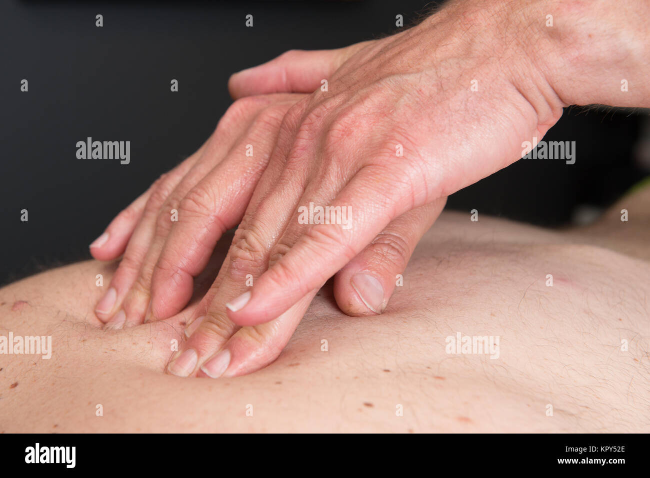 Massaggio sportivo terapista al lavoro Foto Stock