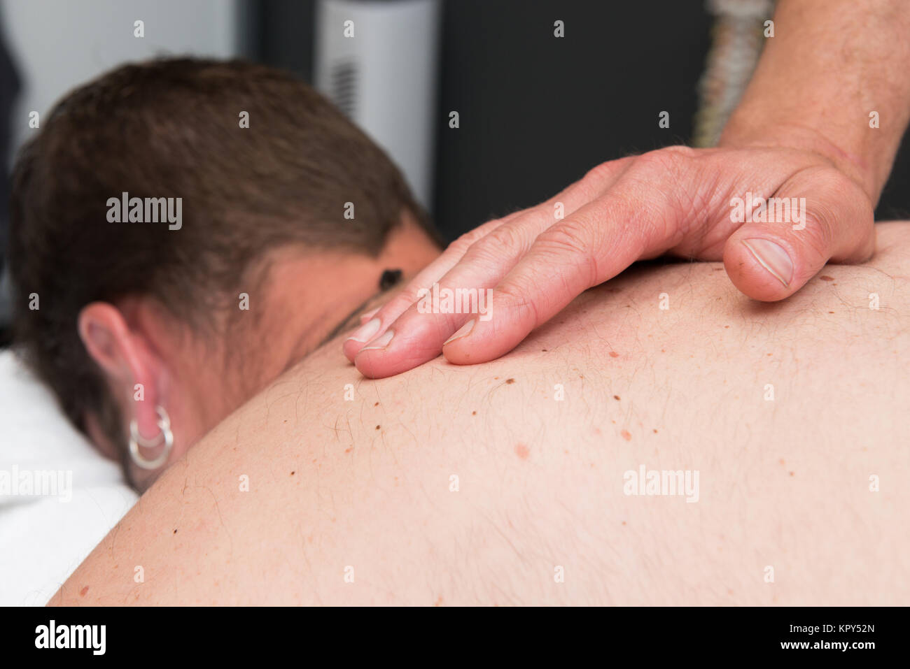 Massaggio sportivo terapista al lavoro Foto Stock