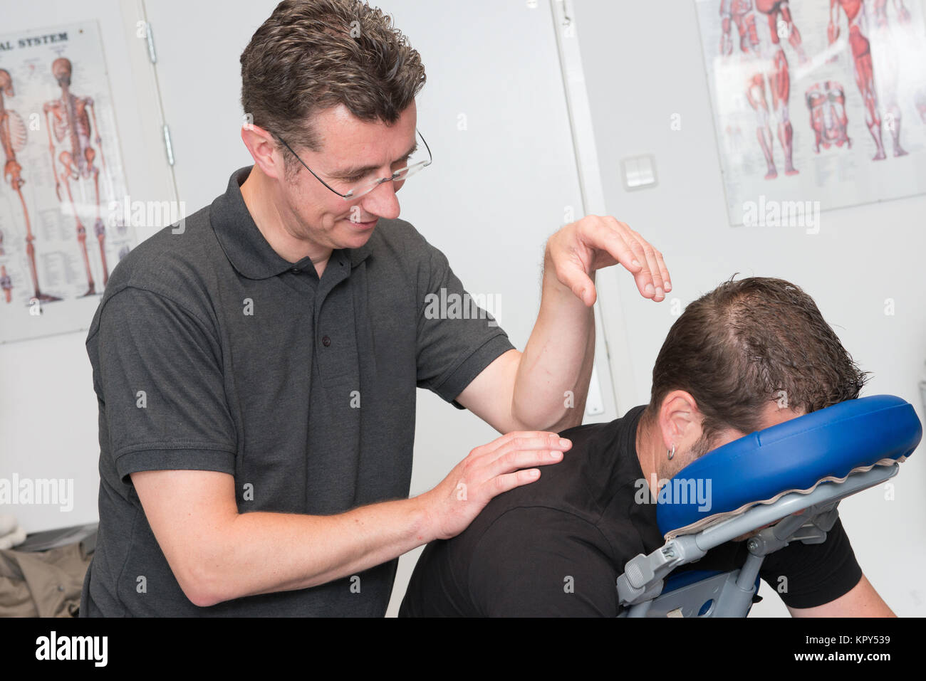 Massaggio sportivo terapista al lavoro Foto Stock