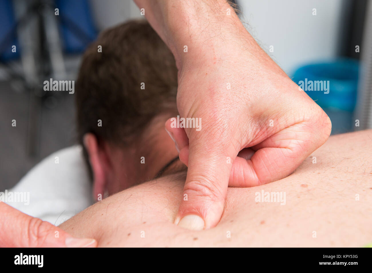 Massaggio sportivo terapista al lavoro Foto Stock