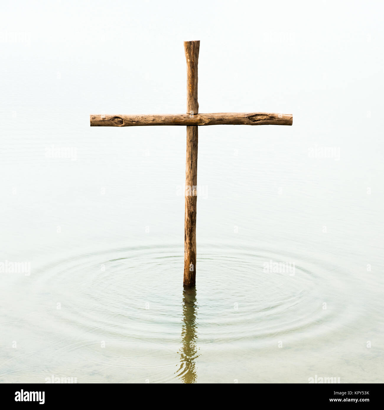 Croce di legno in acqua Foto Stock