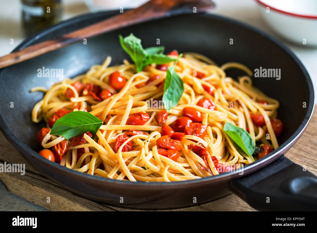 Fettuccine con pomodori ciliegia Foto Stock