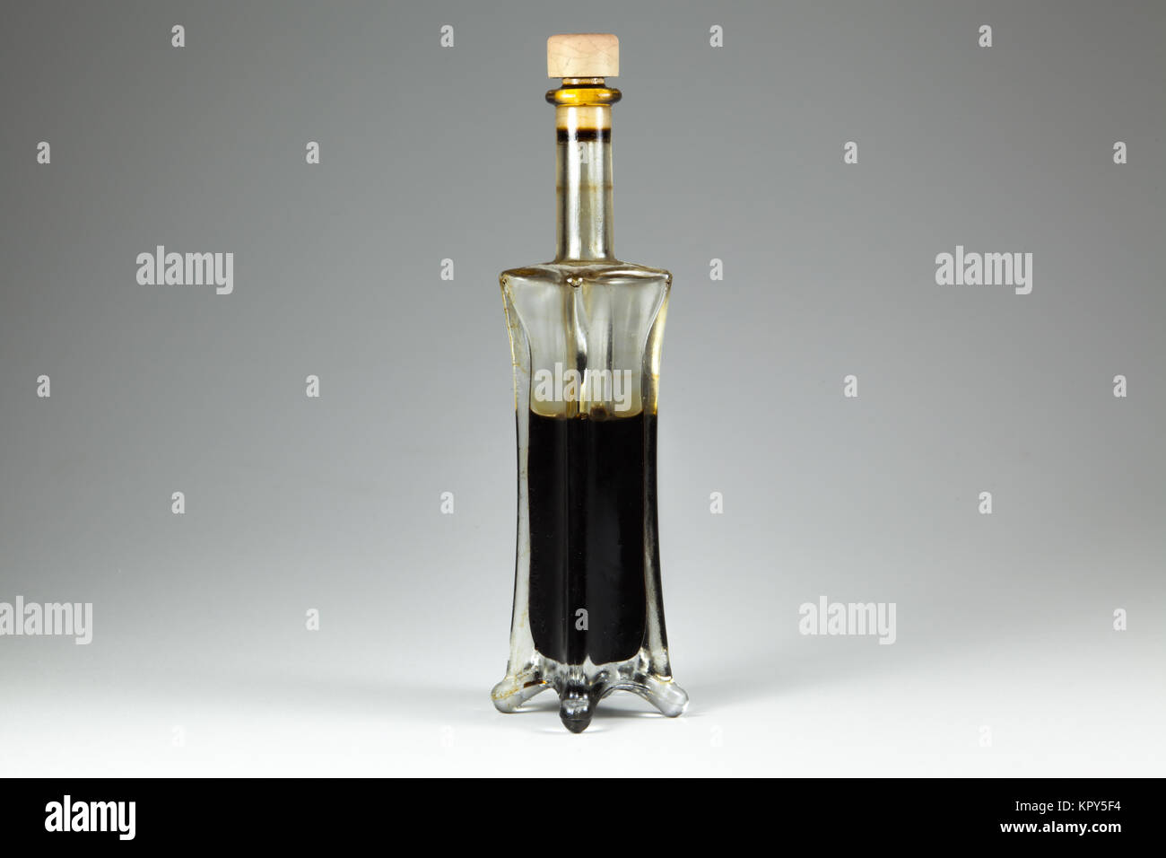 Un antico bootle di aceto balsamico di Modena Foto Stock