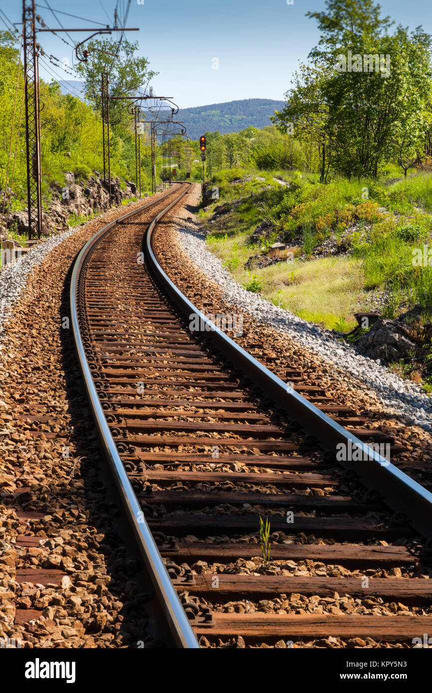 Un arrugginito stazione ferroviaria nel centro di Croazia Foto Stock