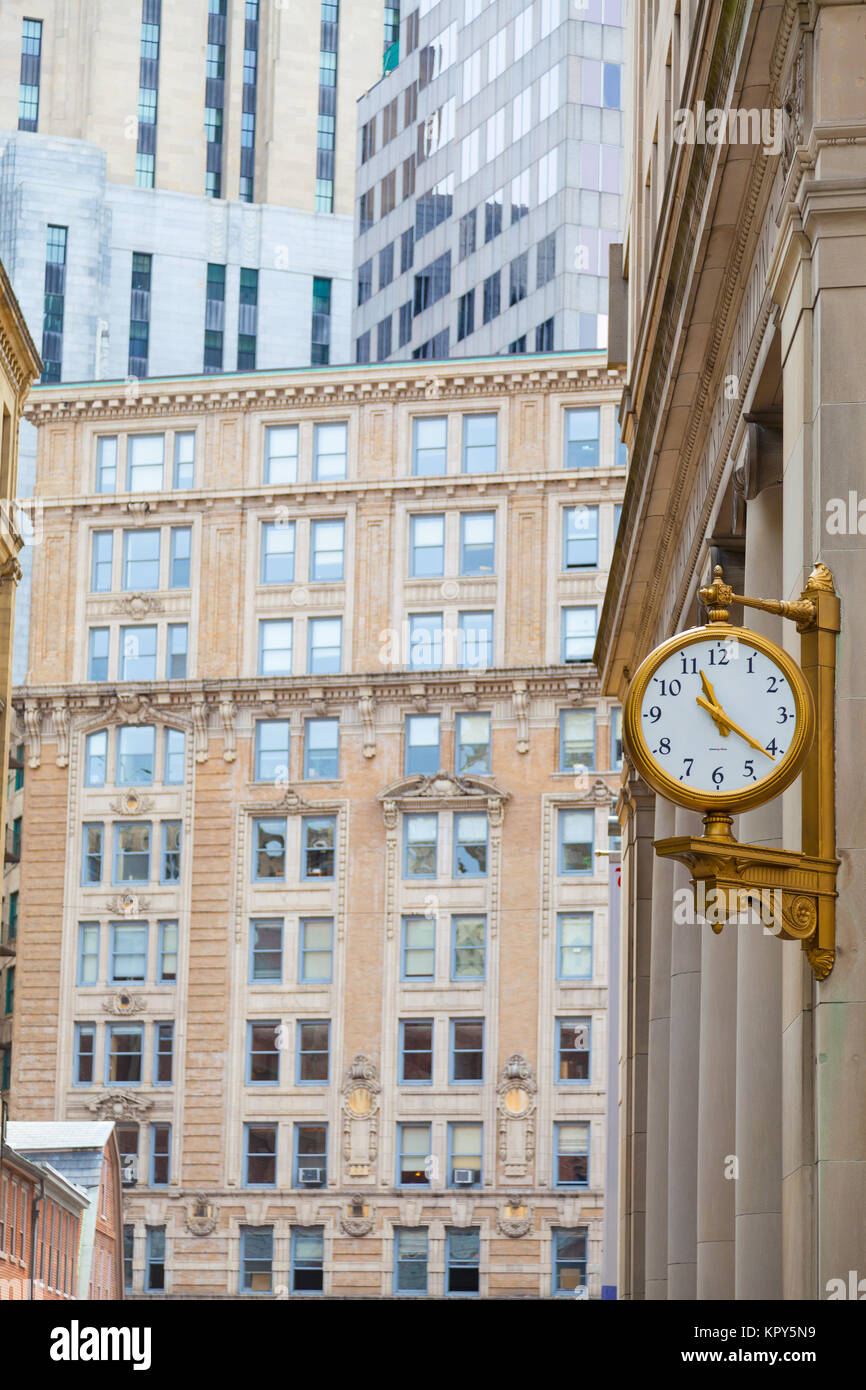 Un vecchio orologio alla moda nel centro cittadino di Boston Foto Stock