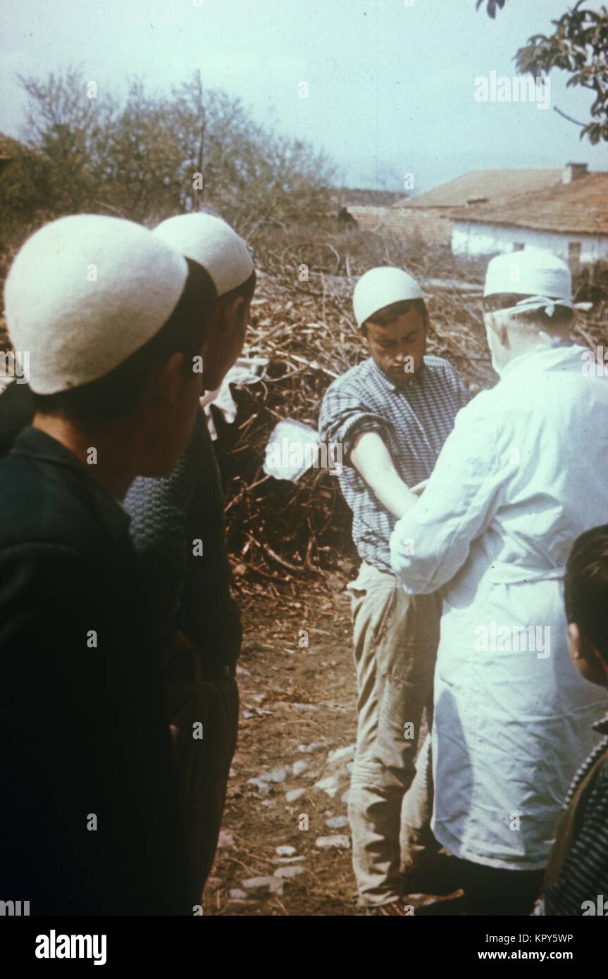I medici del campo verificare una immunizzazione reazione in un uomo vaccinati durante un epidemia di vaiolo in Iugoslavia, 1972, 1972. Immagine cortesia CDC/Dott. William Foege. Foto Stock