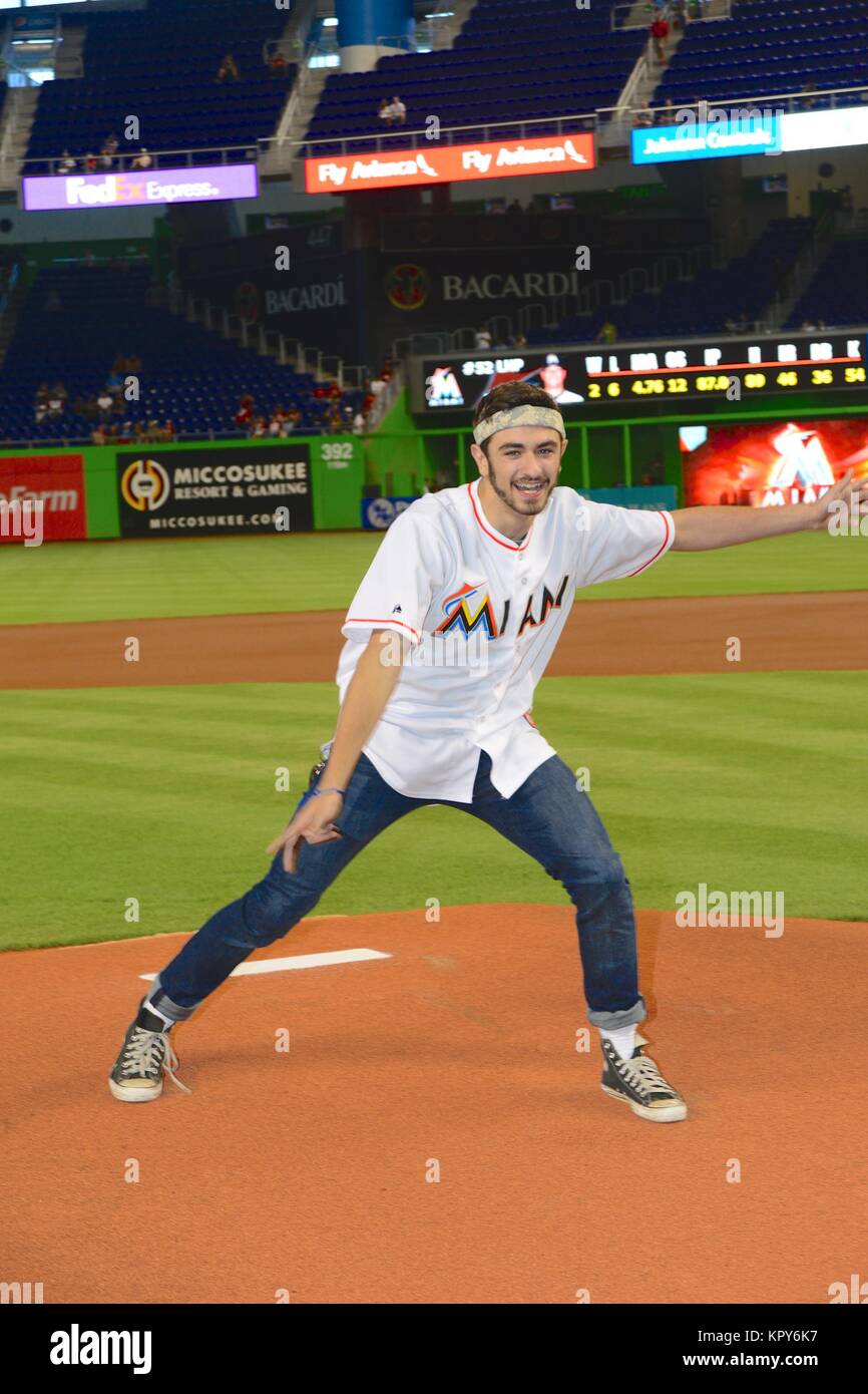 MIAMI, FL - Settembre 07: così si pensa si può ballare vincitore Ricky Ubeda butta fuori il primo passo contro il Atlanta Braves presso Marlins Park il 7 settembre 2014 a Miami in Florida. Persone: Ricky Ubeda Foto Stock