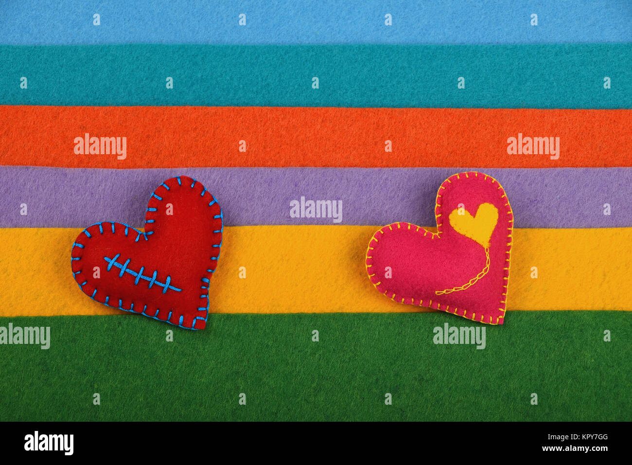Artigianato e arte due cuori in feltro su strisce Foto Stock