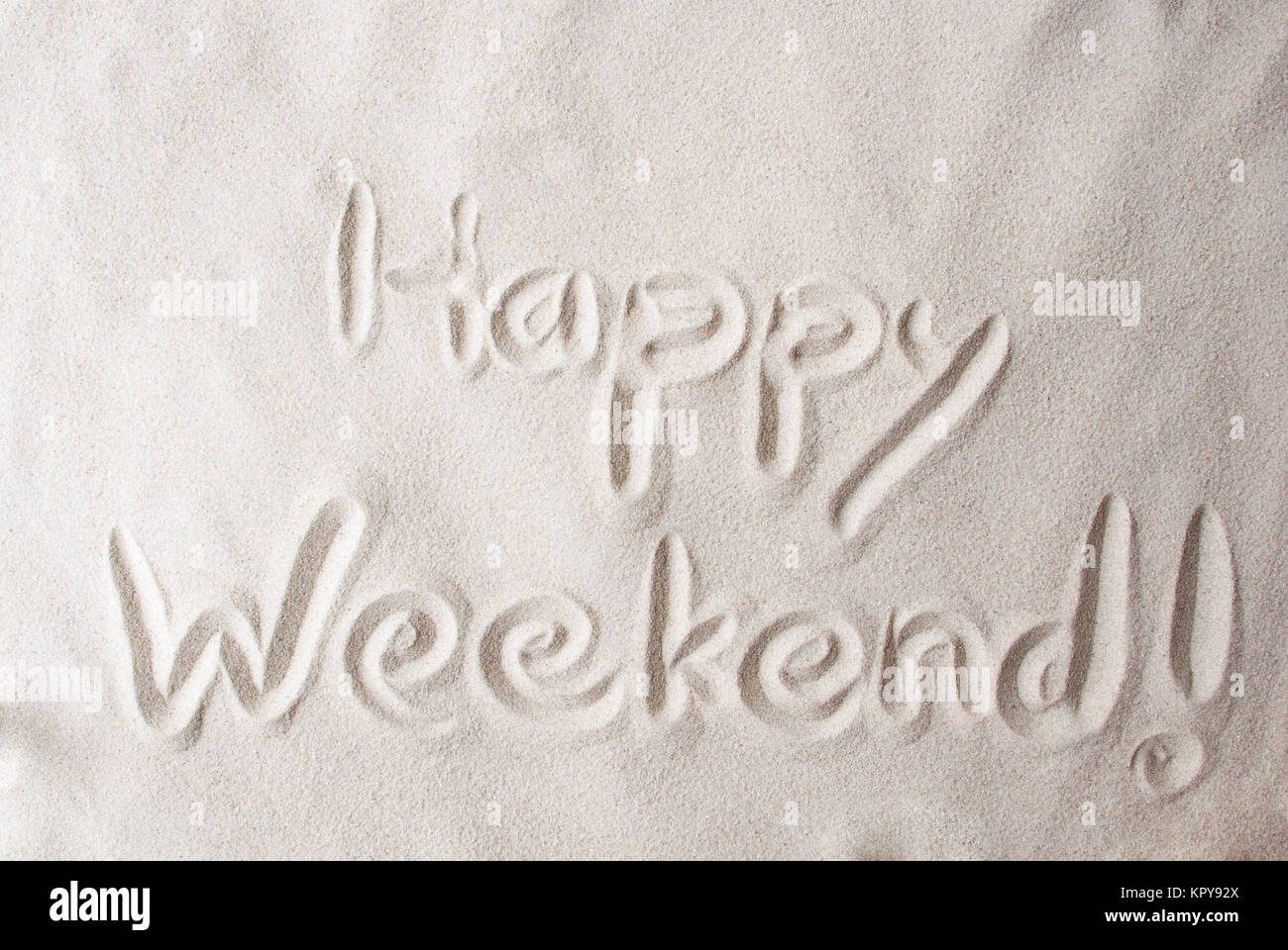 Texture di sabbia con scritto il testo inglese Happy Weekend. Estate spiaggia biglietto di auguri Foto Stock