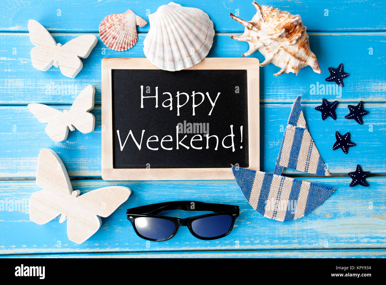 Piatto di laici Lavagna blu su sfondo di legno. Estate nautico decorazione come messaggio di saluto festivo Card.Testo inglese Happy Weekend Foto Stock