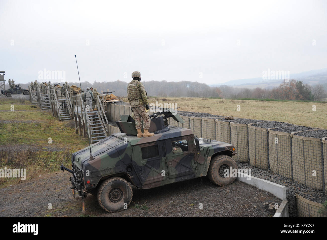 Stati Uniti I soldati assegnati alla sedicesima brigata di supporto, condurre un live-formazione antincendio esercizio per difendere un camp con M240B pistole di macchina su campo 35, Avanzamento base operativa "Kurpfalz" sul Baumholder zona di addestramento militare, Baumholder, Germania, 7 dicembre 2017." (U.S. Esercito Foto Stock