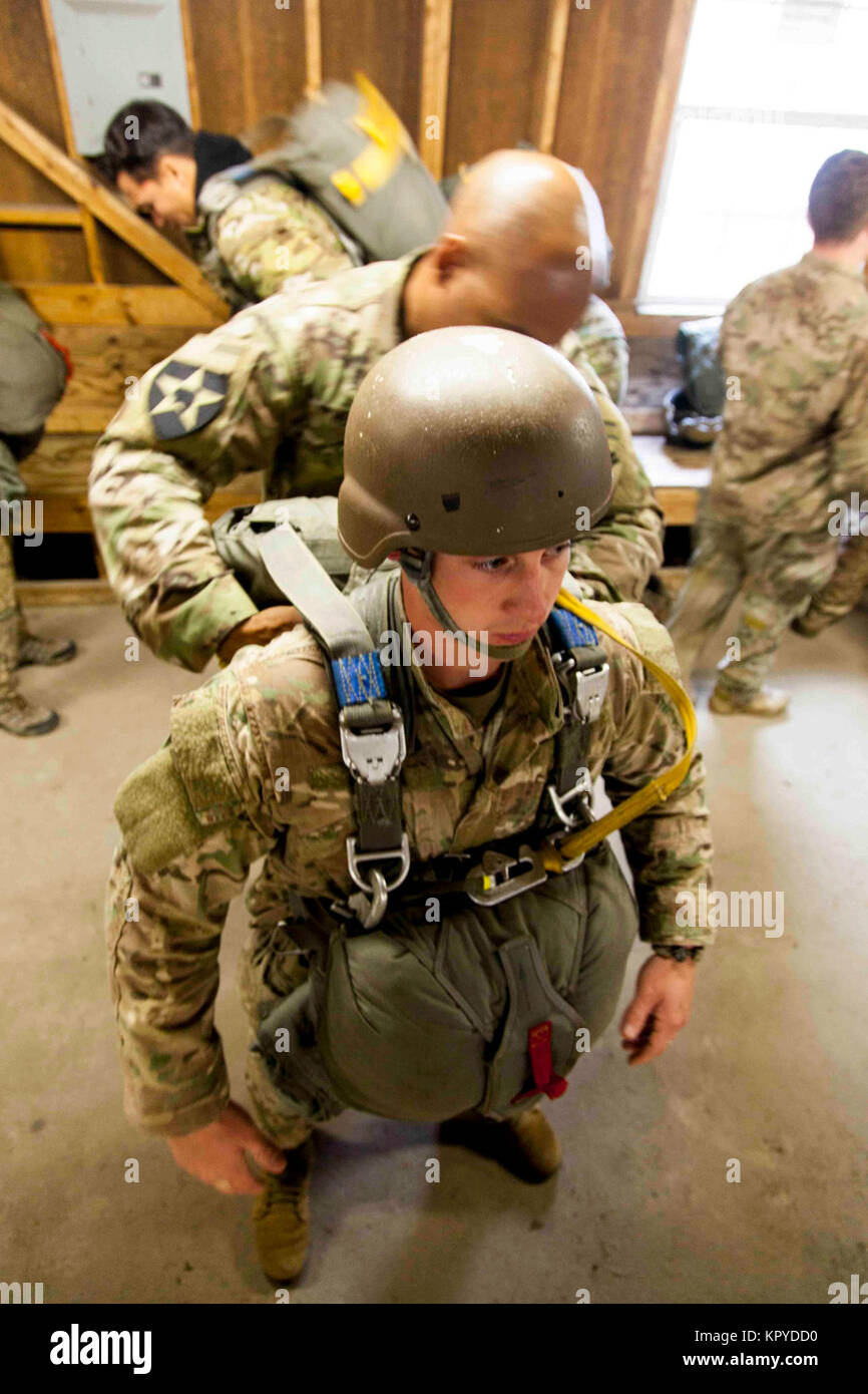 Un U.S. Paracadutista esercito riceve jumpmaster personale ispezione durante il ventesimo annuale di Randy Oler Memorial il funzionamento del giocattolo goccia, a MacKall Army Airfield, North Carolina, 7 dicembre, 2017. Quest'anno, otto paesi partecipano ed essi includono; la Colombia, Canada, Lettonia, Paesi Bassi, Svezia, Italia, Germania e Polonia. Il funzionamento del giocattolo Drop, ospitato dall'U.S. Esercito degli affari civili e le operazioni psicologiche il comando (Airborne) è il più grande combinati airborne operazione condotta in tutto il mondo. L'evento consente di soldati la possibilità di allenarsi sul loro militari professionali di specialità, mantenere thei Foto Stock