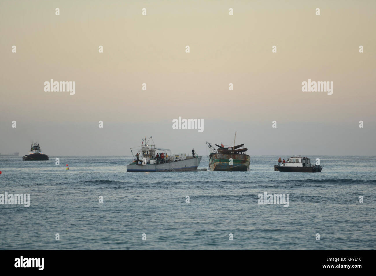 Ai soccorritori di rig e trainare il paradiso del Pacifico fuori dalla spiaggia per prima cosa al mattino in Waikiki, 7 dicembre, 2017. Il team di soccorso ha lavorato costantemente negli ultimi due mesi per rimuovere in modo sicuro la nave. (U.S. Coast Guard Foto Stock