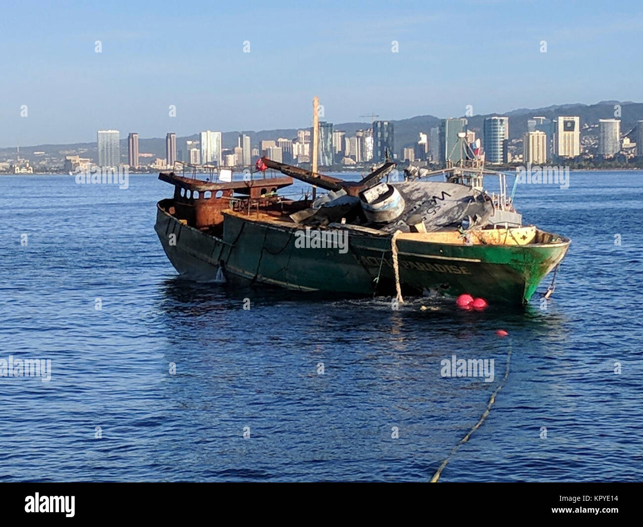 In seguito al distacco dalla spiaggia, equipaggi preparare il paradiso del Pacifico ulteriori circa un miglio dagli impianti offshore di Oahu, 7 dicembre, 2017. Una combinazione di salvataggio e gli esperti di risposta ha lavorato per oltre un 58 giorni per la riparazione, rimettere in circolazione e rimuovere il vaso dalla spiaggia. La causa della messa a terra originale rimane sotto inchiesta. (U.S. Coast Guard Foto Stock