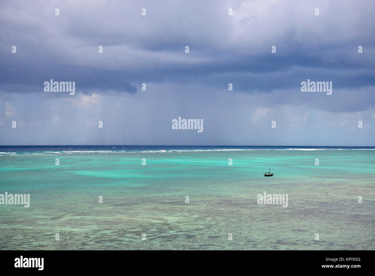Zanzibar è un oceano Indiano paradiso che la maggior parte delle persone possono permettersi di visitare per pigri vacanze sulle spiagge calde. Foto Stock