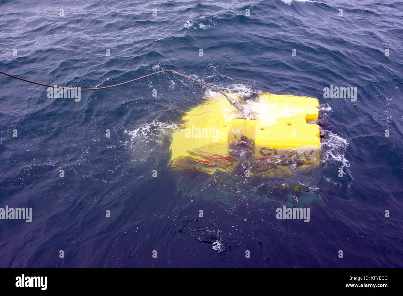 Il R/V Atlantis, U.S. Di proprietà della marina militare nave di ricerca, distribuisce il cavo-controllato di recupero sottomarino veicolo (CURV-21) al largo della costa di Comodoro Rivadavia, Argentina. La CURV è progettata per soddisfare gli Stati Uniti Navy il profondo oceano requisiti di ripristino fino ad una profondità massima di 20.000 piedi, e viene utilizzato per supportare la marina argentine di ricerca per l'ARA San Juan (S-42) (U.S. Navy Foto Stock