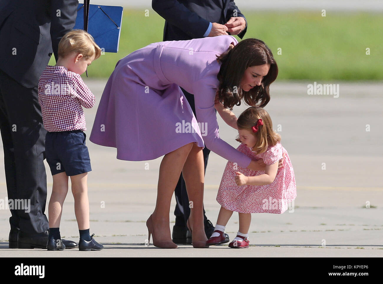 Revisione dell'anno 2017: Luglio: Princess Charlotte è aiutato dalla duchessa di Cambridge dopo ella cadde durante una visita, con il principe George e suo marito il Duca di Cambridge, di Airbus di Amburgo, Germania. Foto Stock