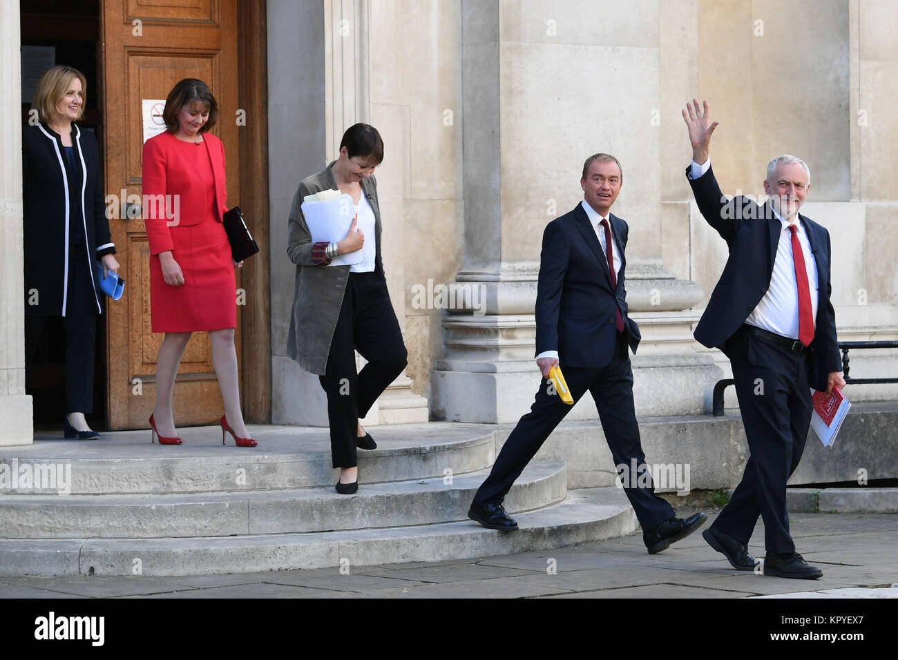 Revisione dell'anno 2017: Maggio: (da sinistra a destra) Home Secretary Ambra Rudd, Plaid Cymru leader Leanne legno, Partito Verde co-leader Caroline Lucas, (L) dei liberali democratici leader Tim Farron e leader laburista Jeremy Corbyn, arrivano a prendere parte alla BBC dibattito elettorale ospitato da BBC News presenter Mishal Husain, che è stato trasmesso in diretta dal Senato dell'Università di Cambridge. Foto Stock