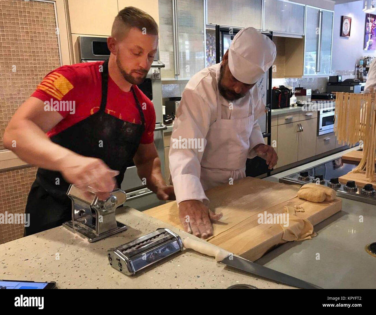 - BRADENTON, FL - (sinistra) Bryan Keith Jacobs, veterano della marina e Billy notabili, Esercito veterano, rendendo alcune pasta fresca presso i veterinari2Chef, culinaria laboratorio innovativo in Lakewood Ranch. (Valutazione Foto Stock