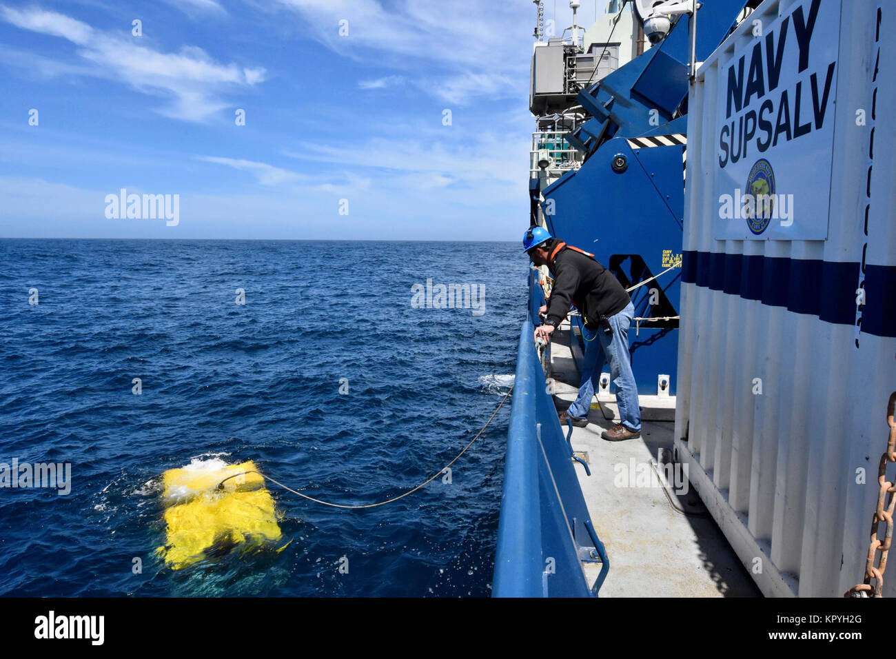 Justin Hall, un membro del Phoenix International team, ispeziona il rilascio del cavo-controllato di recupero sottomarino veicolo (CURV-21) a bordo della R/V Atlantis, U.S. Di proprietà della marina militare nave di ricerca. La CURV è progettata per soddisfare gli Stati Uniti Navy il profondo oceano requisiti di ripristino fino ad una profondità massima di 20.000 piedi, e viene utilizzato per supportare la marina argentine di ricerca per l'ARA San Juan (S-42) (U.S. Navy Foto Stock