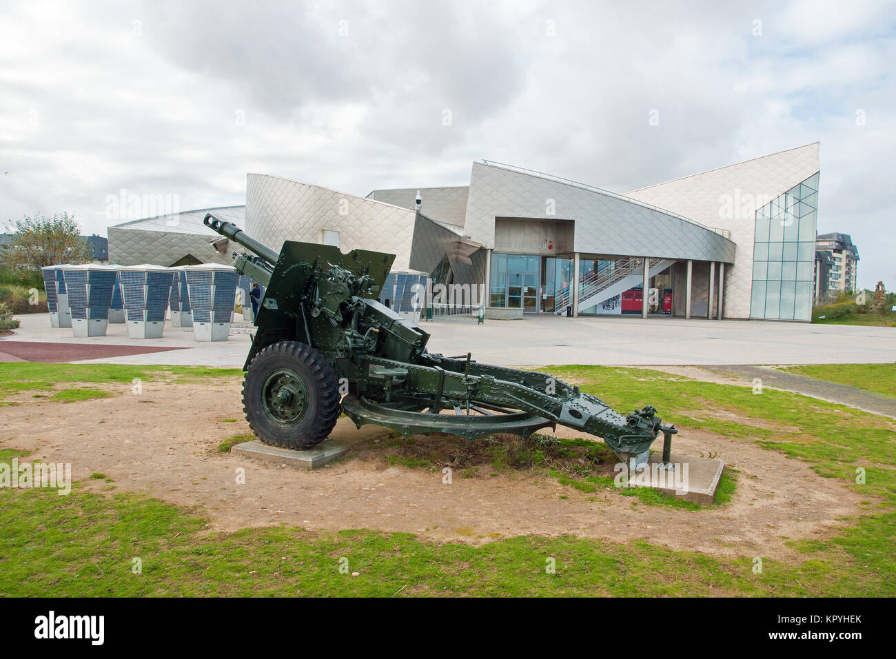 British WW2 25-pounder pistola di artiglieria al di fuori del Juno Beach centre Museum di Courseulles-sur-Mer, in Normandia. Il Museo commemora il canadese contr Foto Stock