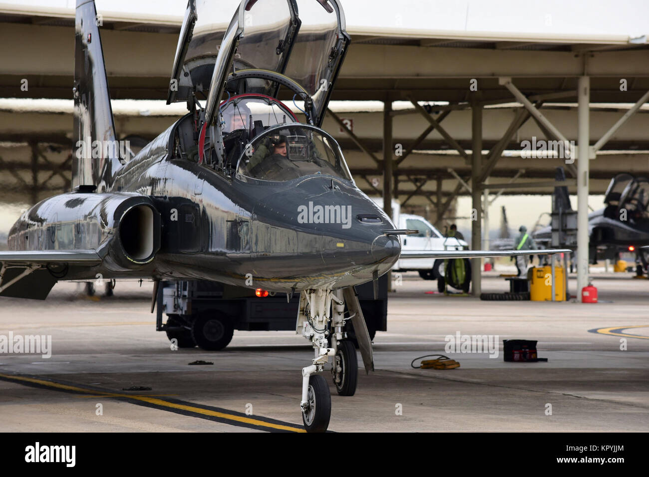 Come parte della 560th Flying Training Squadron T-38 Navy pilota di prova di transizione, un pilota della Marina Militare nel sedile anteriore si prepara per una qualificazione della strumentazione sortie in una T-38C Taloni a base comune San Antonio-Randolph dic. 13, 2017. Lt. Col. Joel DeBoer, un istruttore pilota con il 560th Flying Training Squadron, nel sedile posteriore, valuta lo studente la performance. Foto Stock