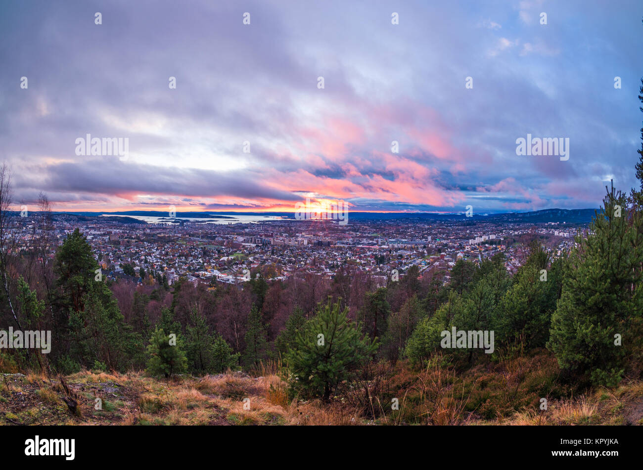 Panoramica generale vista in elevazione di Oslo con il fiordo di Oslo e colorfull tramonto in background. Foto Stock