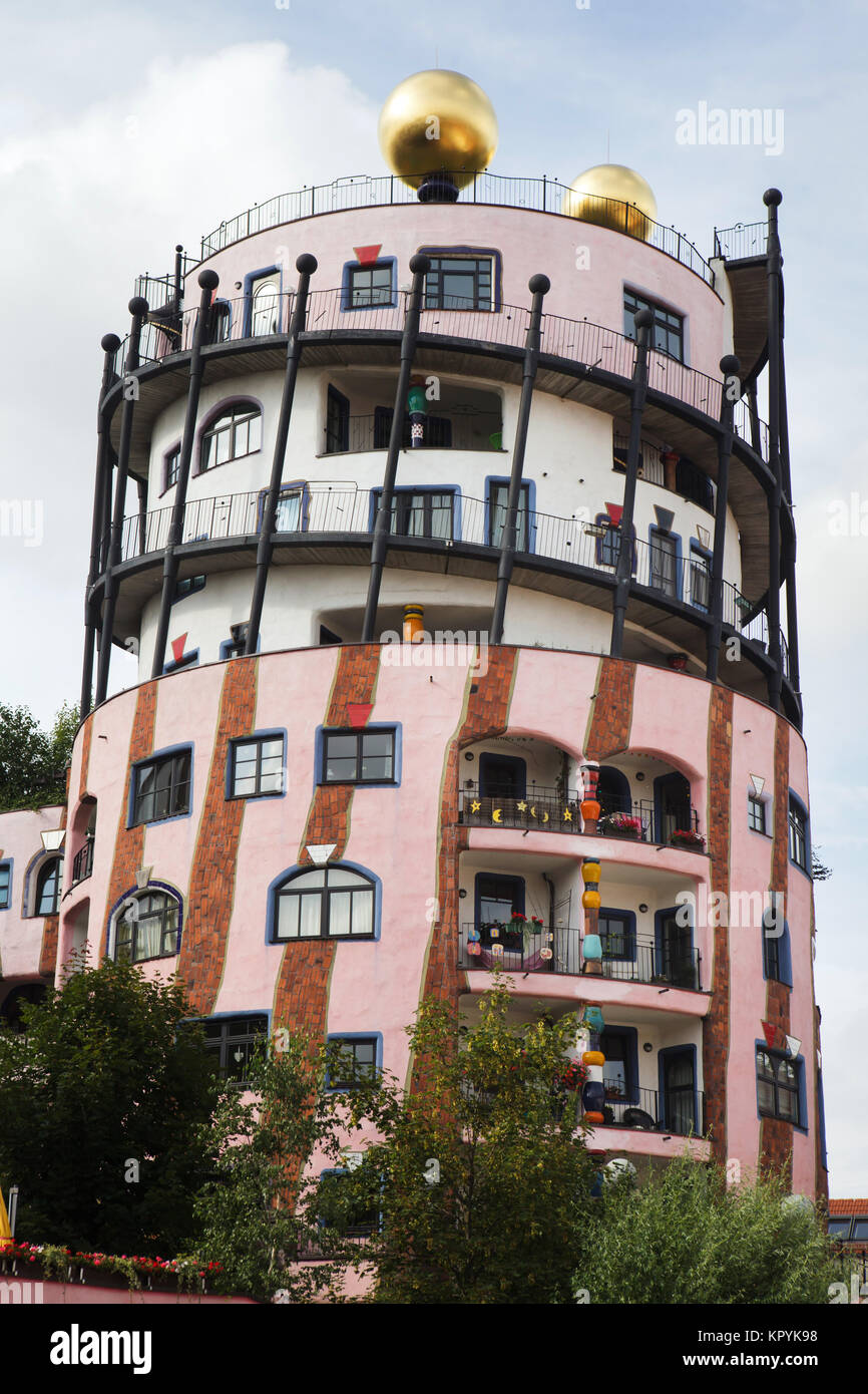 Grüne Zitadelle (verde Cittadella) progettata dall'architetto austriaco Friedensreich Hundertwasser a Magdeburgo, Sassonia-Anhalt, Germania. Foto Stock