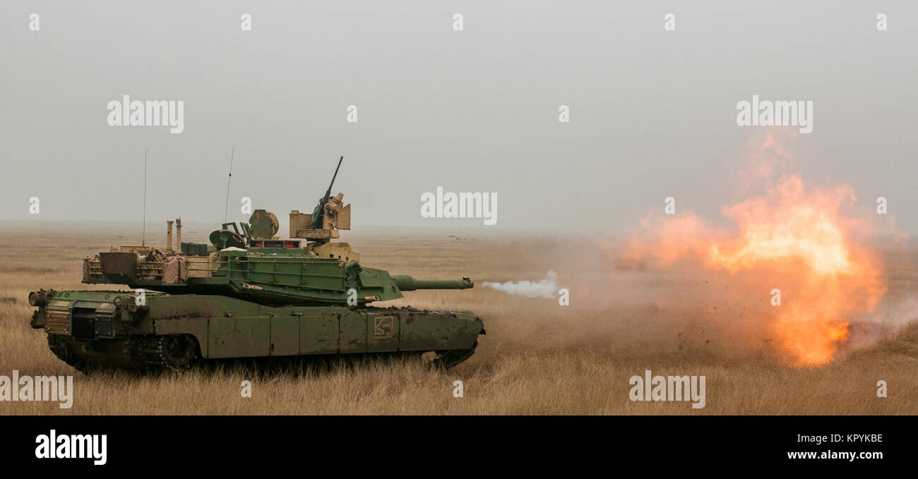 Un M1A2 Abrams serbatoio dal 1° Battaglione, XVIII Reggimento di Fanteria, 2° Brigata corazzate contro la squadra, 1a divisione di fanteria, Fort Riley, Kansas, conduce il live-formazione antincendio dic. 14, 2017 a Smardan Area Formazione in Smardan, Romania. La formazione è stata condotta con il rumeno partner dell'esercito ed era la pietra angolare per le due settimane di formazione evento chiamato furia del Danubio. (U.S. Esercito Foto Stock