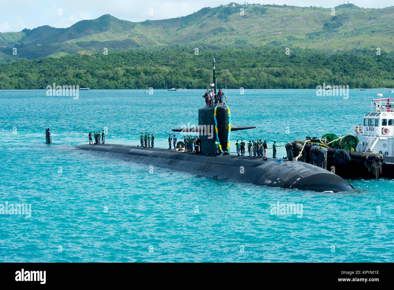 APRA HARBOR, Guam (dec. n. 15, 2017) Los Angeles-class attack submarine USS Key West (SSN 722) ritorna al suo homeport di Guam in seguito a quattro mesi di avanzamento-periodo di funzionamento nel Pacifico occidentale. Key West è uno dei quattro distribuita sottomarini homeported in Apra Harbor, Guam. (U.S. Navy Foto Stock