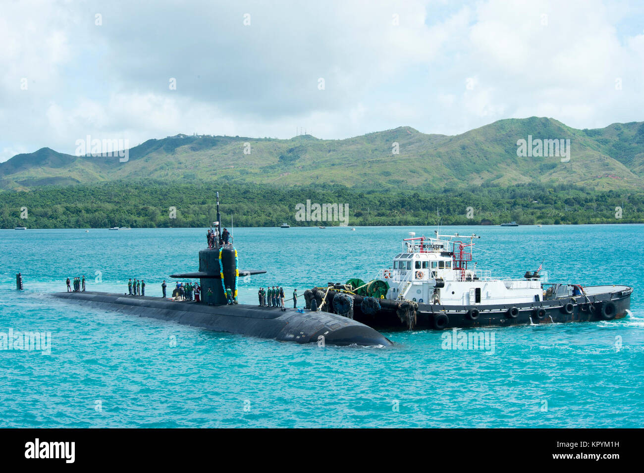 APRA HARBOR, Guam (dec. n. 15, 2017) Los Angeles-class attack submarine USS Key West (SSN 722) ritorna al suo homeport di Guam in seguito a quattro mesi di avanzamento-periodo di funzionamento nel Pacifico occidentale. Key West è uno dei quattro distribuita sottomarini homeported in Apra Harbor, Guam. (U.S. Navy Foto Stock