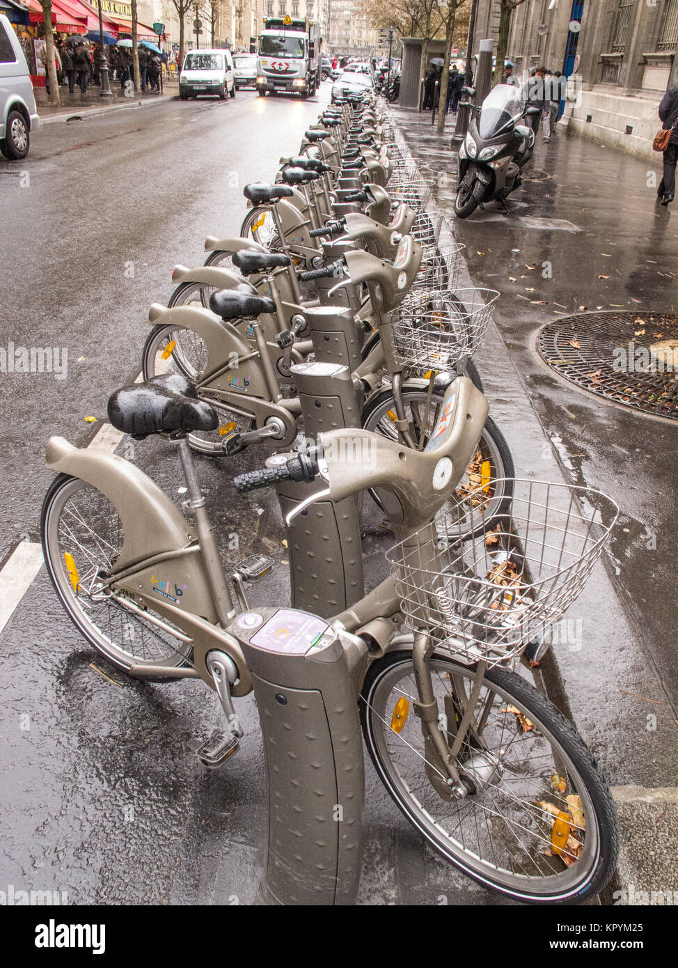 Fila di pubblico noleggio biciclette a Parigi, Francia Foto Stock