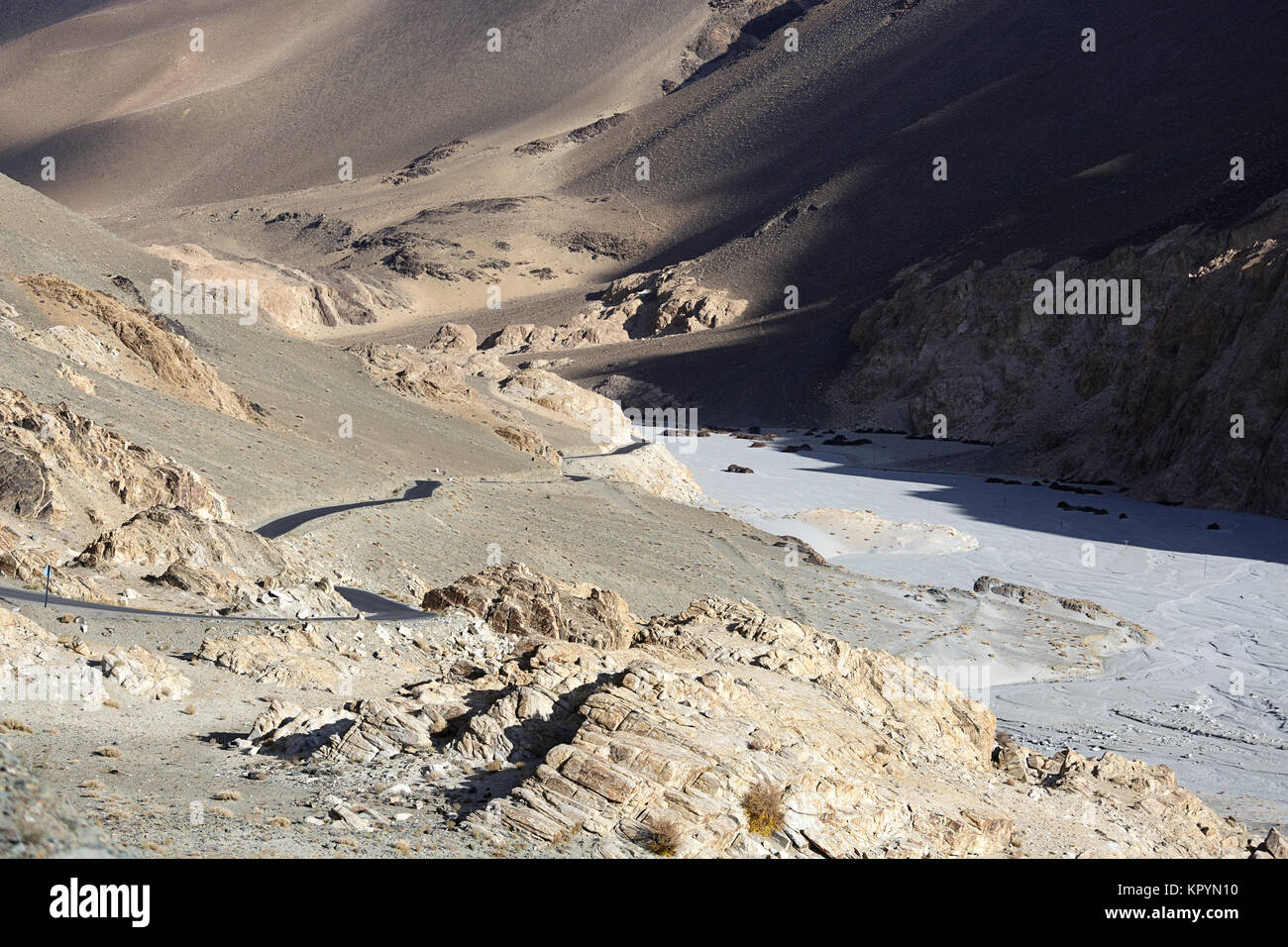 Strada da Pangong Tso a Valle di Nubra via Fiume Shyok, Ladakh, Jammu e Kashmir in India. Foto Stock