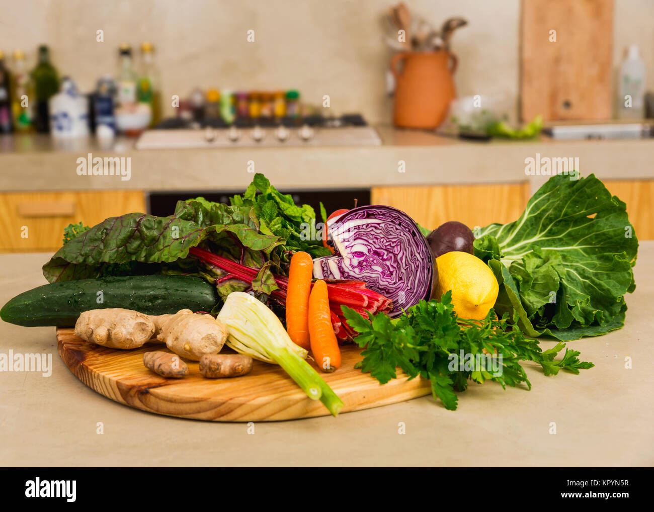 Diverse verdure sulla parte superiore di una tavola di legno. Ingredienti per detox dieta. Foto Stock