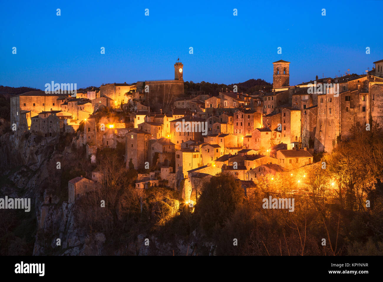 Toscana Sorano borgo medioevale sul tufo rocky hill. Ora blu panorama al tramonto. L'Italia, l'Europa. Foto Stock