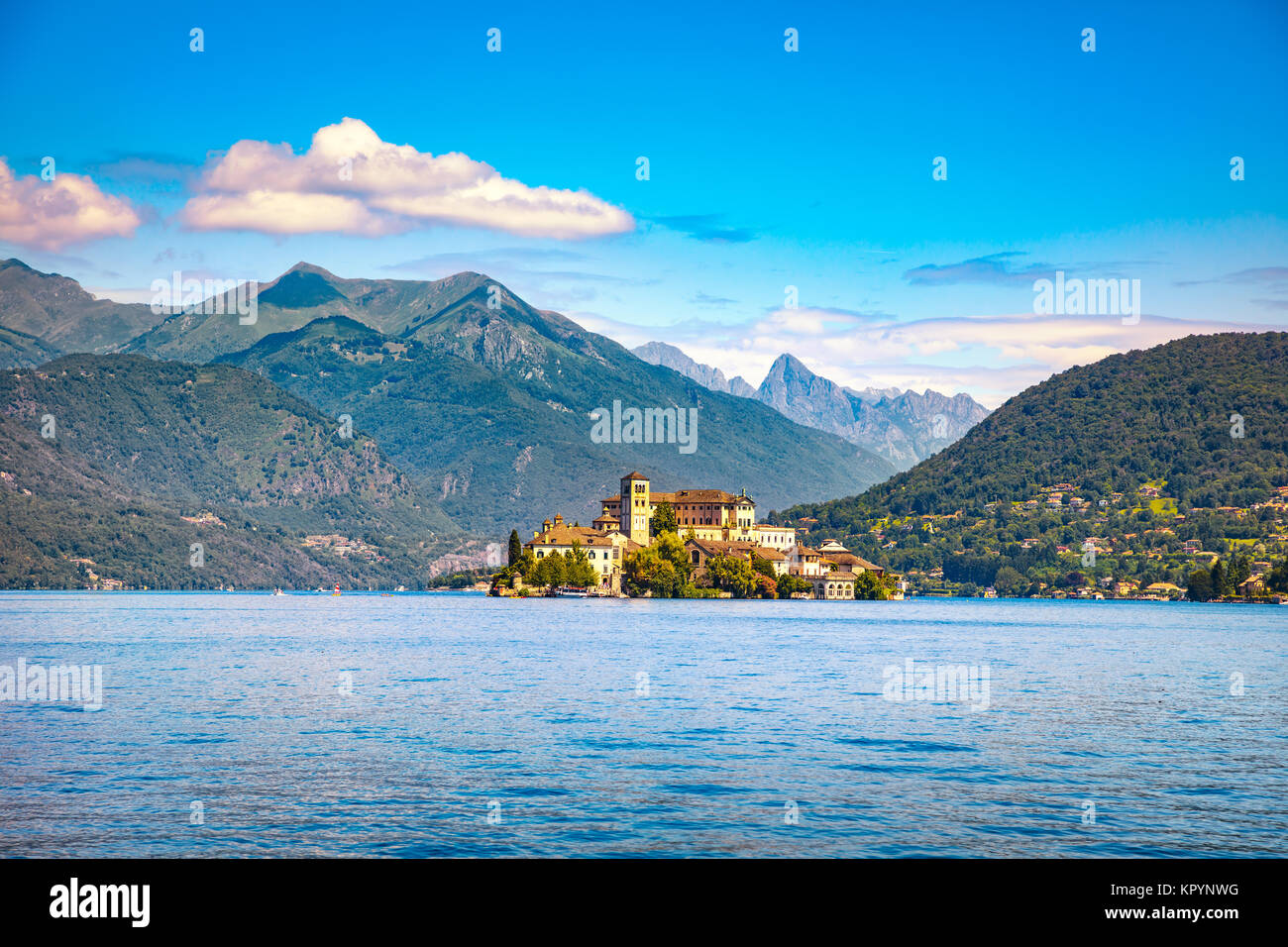 Lago d'Orta paesaggio. Orta San Giulio village, Isola di San Giulio e delle Alpi vista montagne, Piemonte, Italia, Europa. Foto Stock