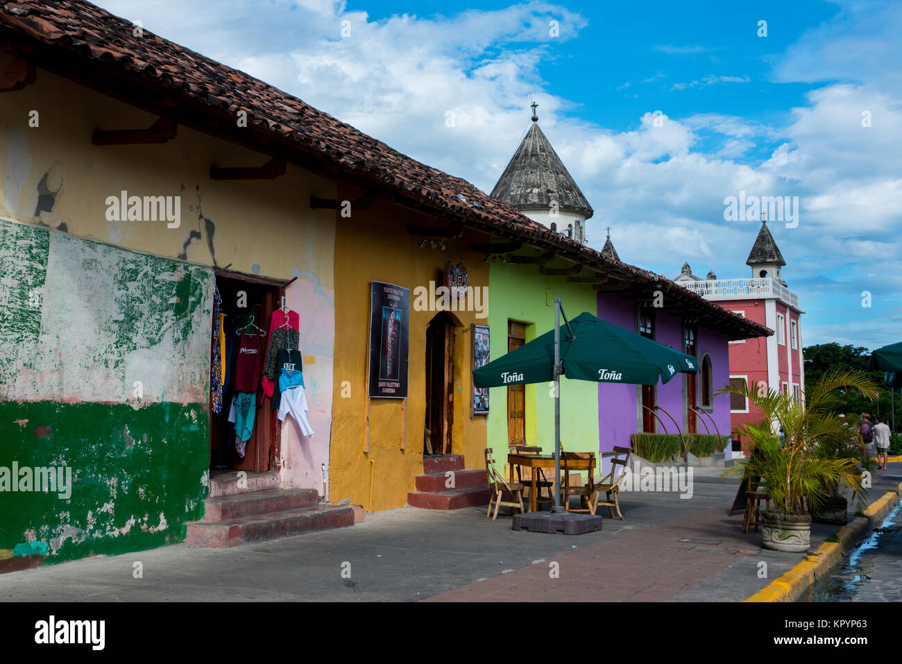 America centrale Nicaragua. Città coloniale di Granada. Pietra di ciottoli Calzada Street aka Calle La Calzada. Foto Stock