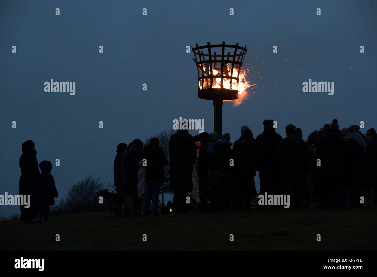Il Charnwood Grove dei druidi si riuniscono per un pubblico solstizio d'inverno rituale su Beacon Hill, Loughborough. Foto Stock